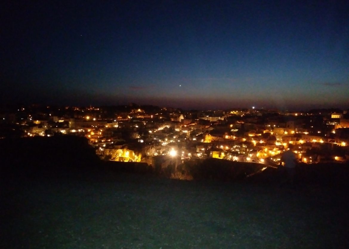 Matera vista dall'altopiano delle Murge la sera