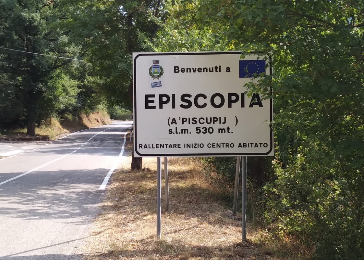 Il cartello stradale del paese di Episcopia