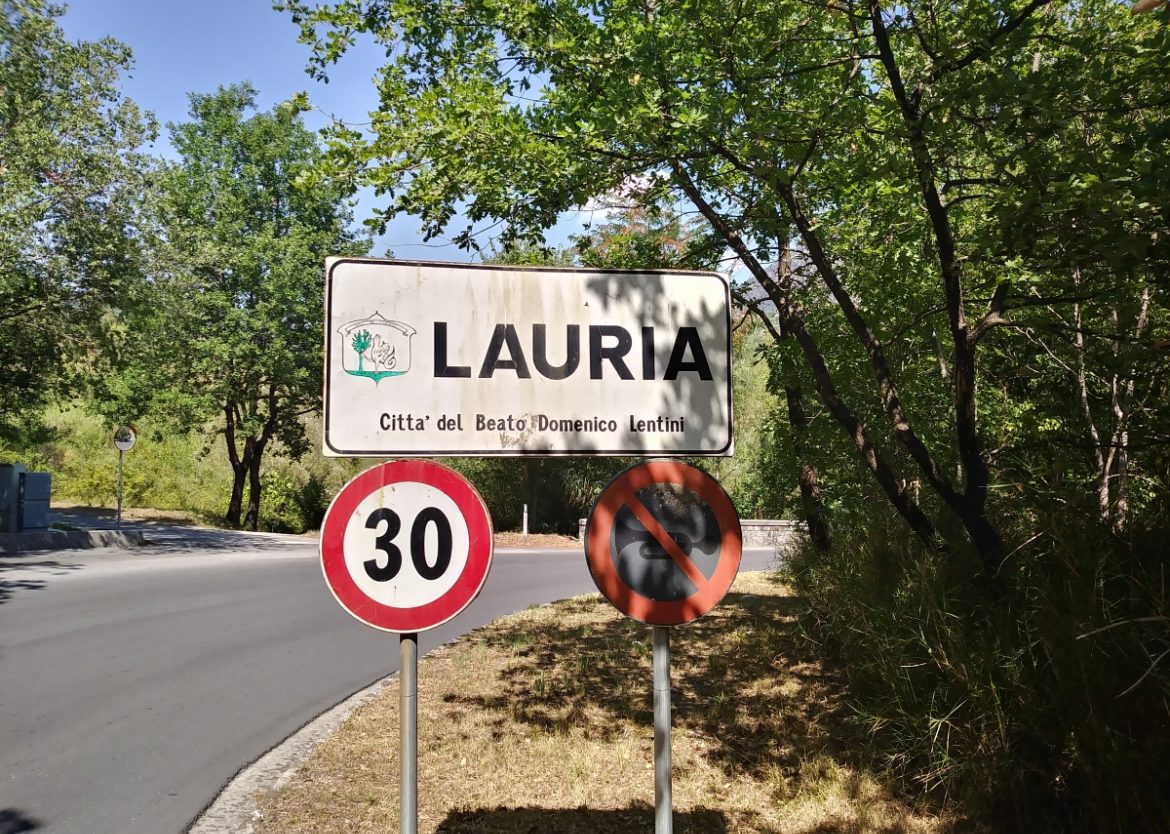 Il cartello stradale di Lauria