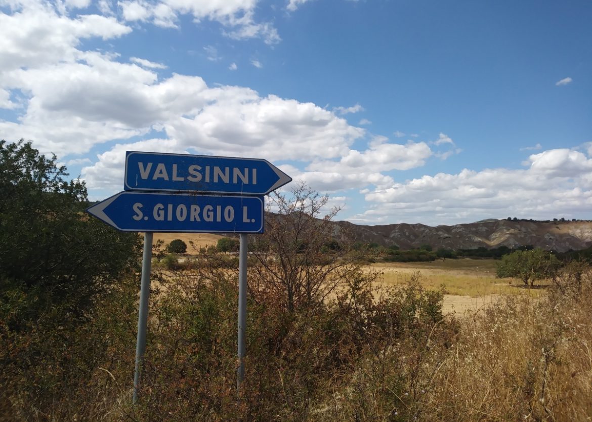 Il cartello che segna il bivio tra Valsinni e San Giorgio Lucano