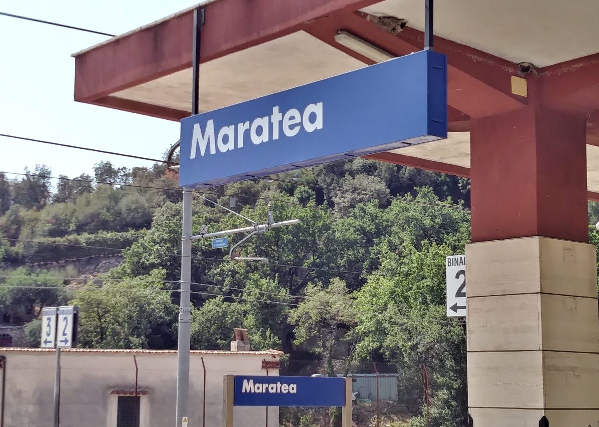 Il cartello della stazione ferroviaria di Maratea