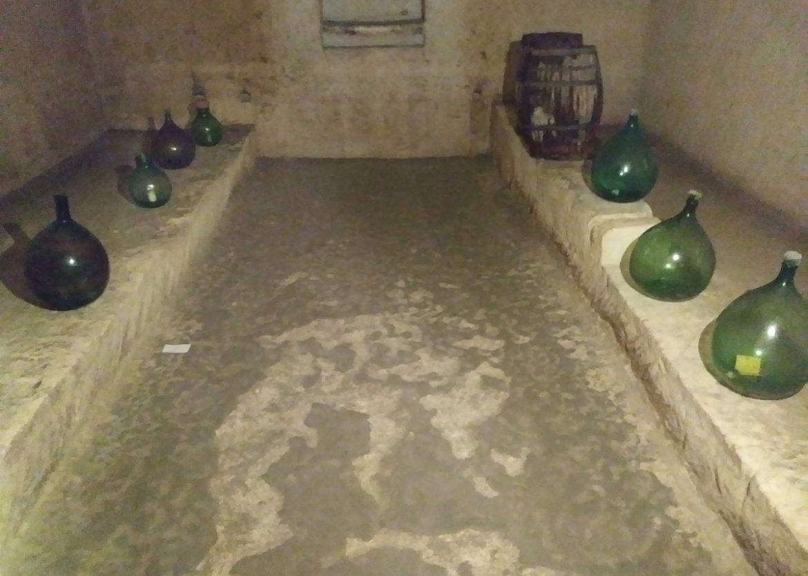 La cantina di una casa grotta a Matera