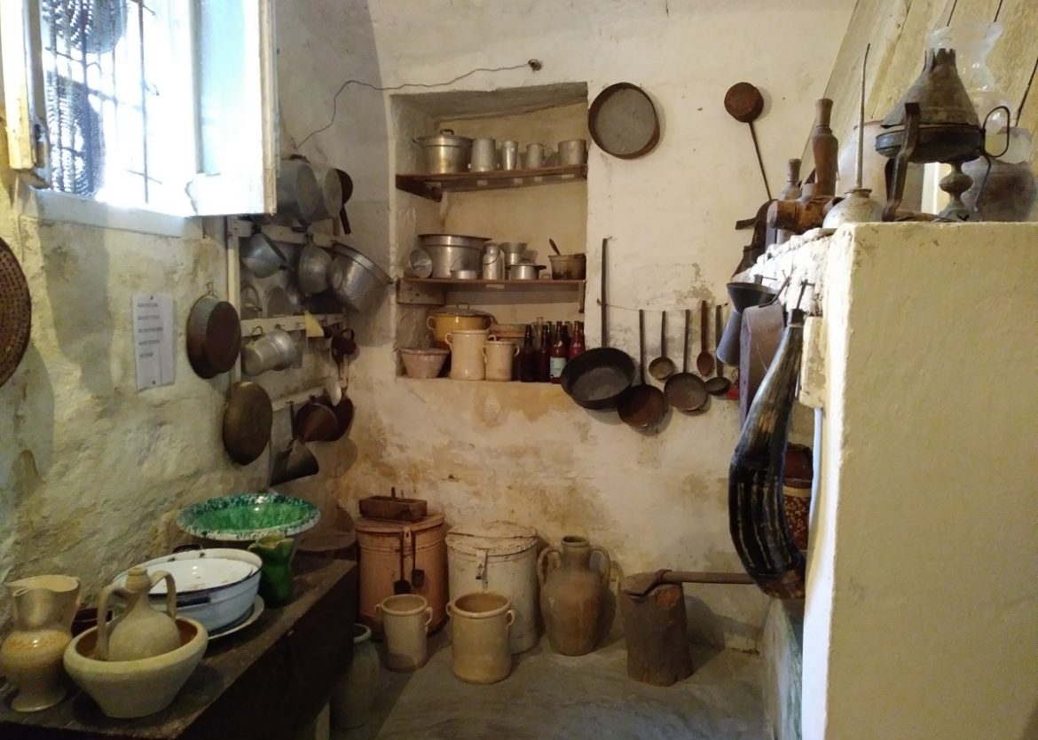La cucina di una casa grotta a Matera