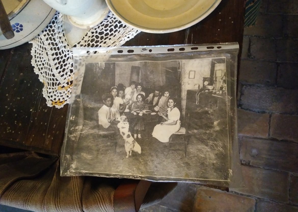 La foto di una famiglia in una casa grotta a Matera