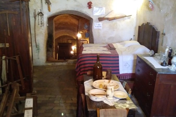 La camera soggiorno di una casa grotta a Matera