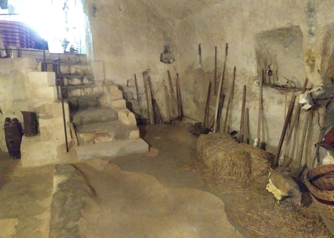 La stalla di una casa grotta a Matera