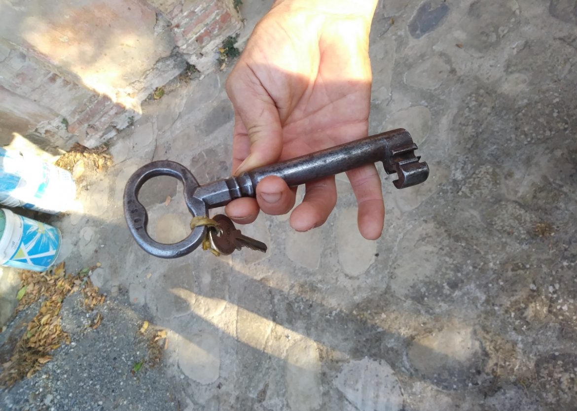 La chiave in ferro battuto di una grotta di San Giorgio Lucano