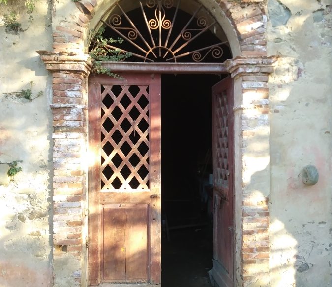 L'esterno di una grotta a San Giorgio Lucano
