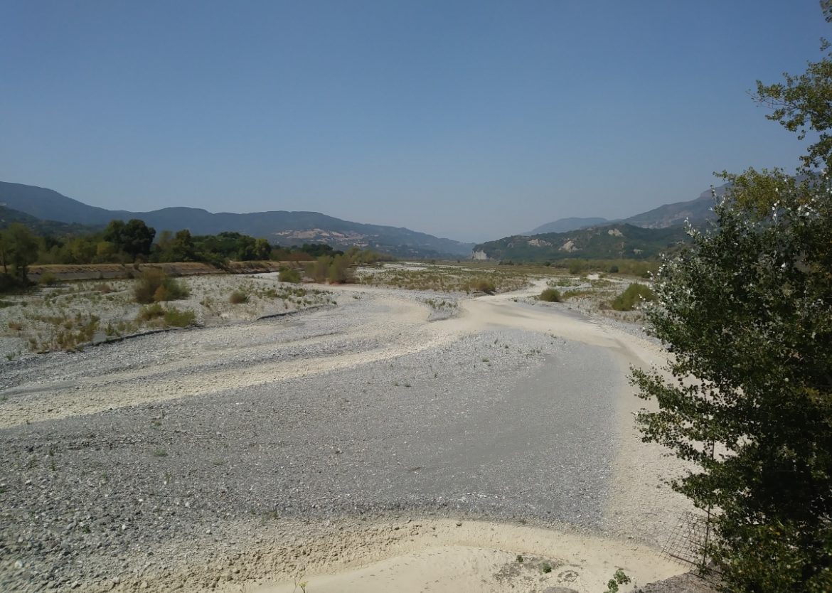 La secca del Fiume Sinni vista da un ponte