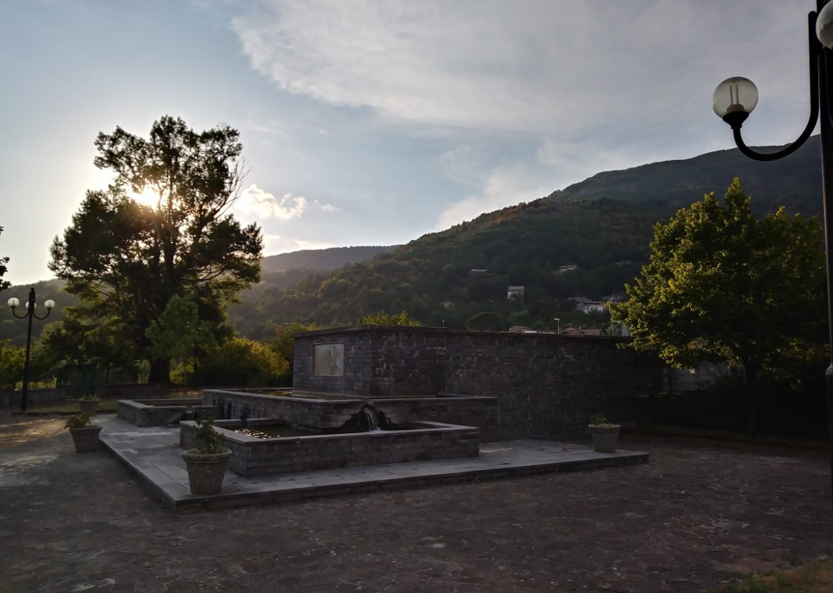Una piccola fontana prima dell'arrivo alle terme di Calda