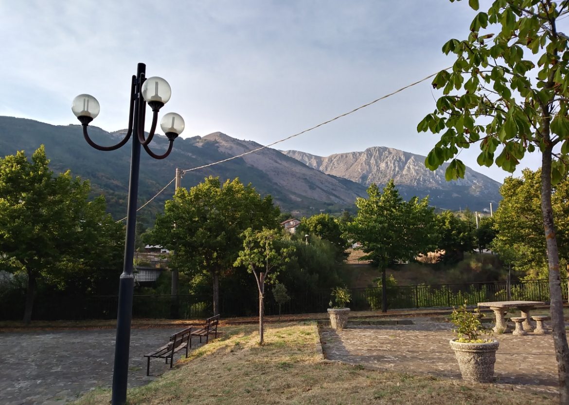 Un giardino prima dell'arrivo alle terme di Calda