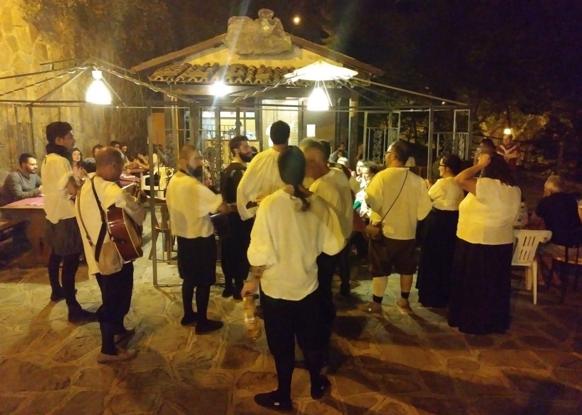 Gruppo teatrale di Valsinni per le vie del paese