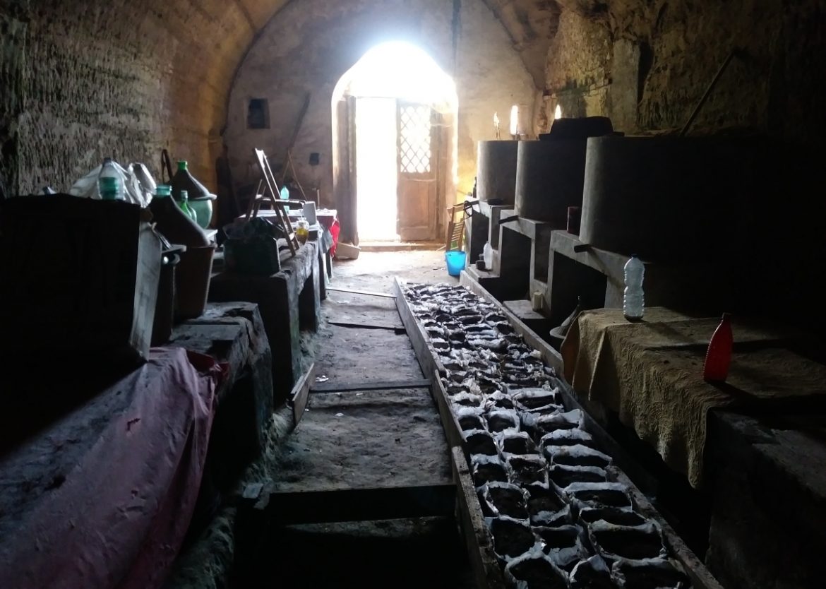 L'interno di una grotta a San Giorgio Lucano