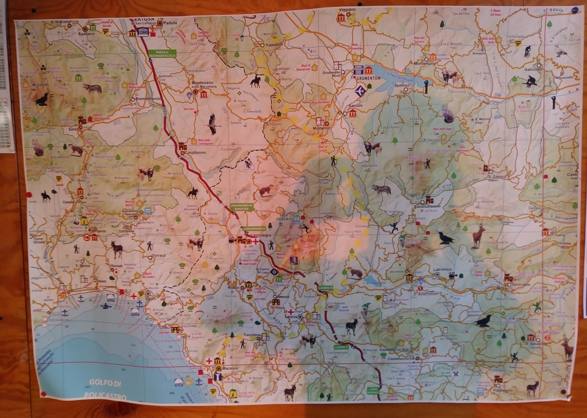 Una mappa della Basilicata sulla bacheca del Campeggio