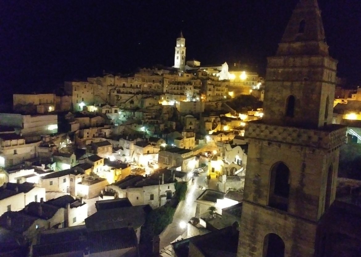 La vista notturna di Matera da un punto panoramico
