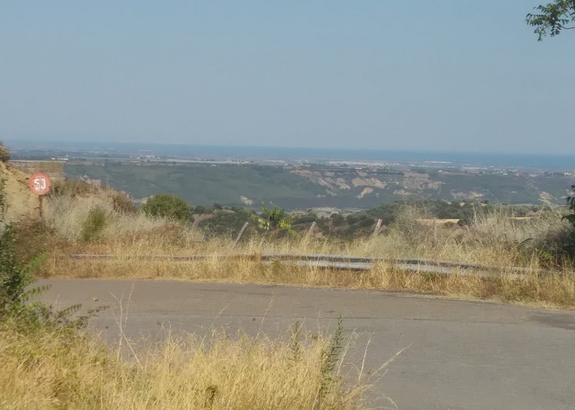Il mar Ionio in lontananza visto dalla strada per Rotondella