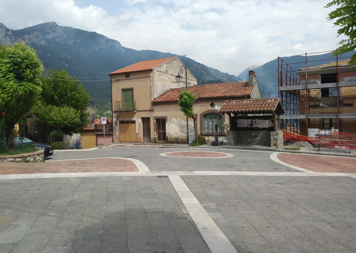 La piccola piazzetta della frazione di Piano dei Peri