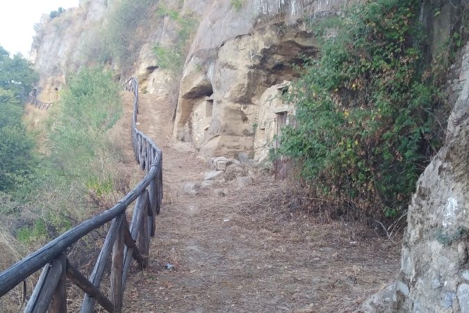 Un sentiero che porta alle grotte di San Giorgio Lucano