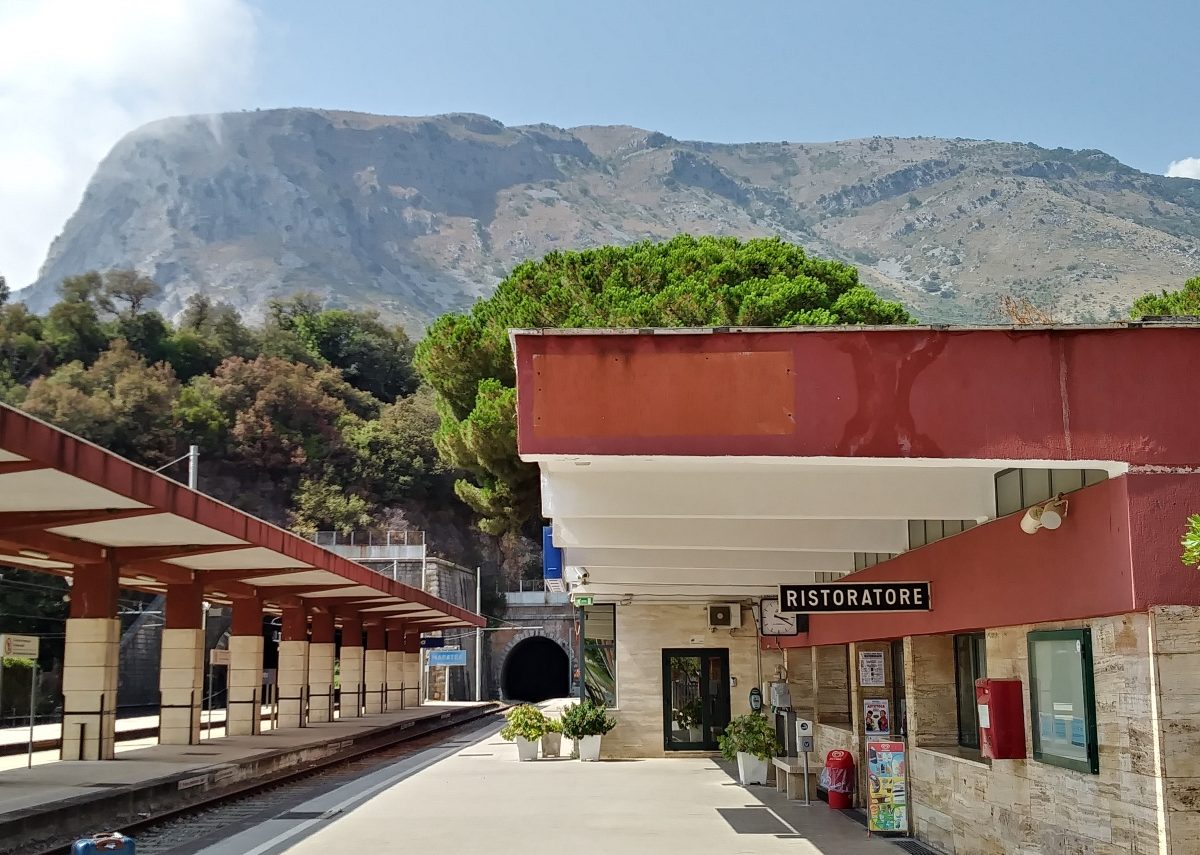 Panoramica della stazione con sfondo montano