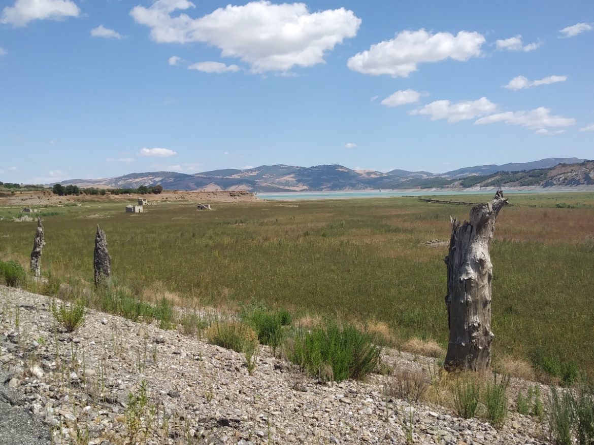 La strada che attraversa il Lago di Monte Cotugno