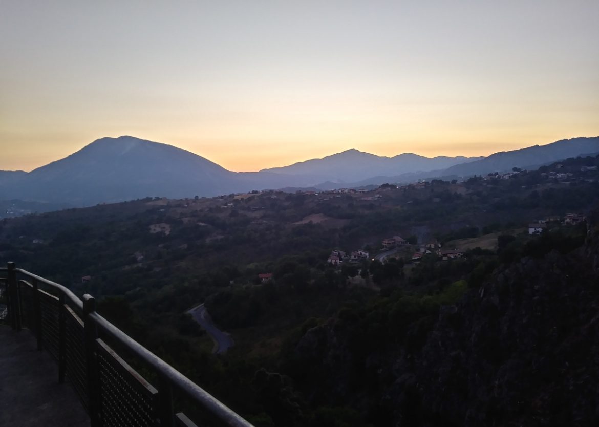 Il tramonto visto da un punto panoramico di Lauria